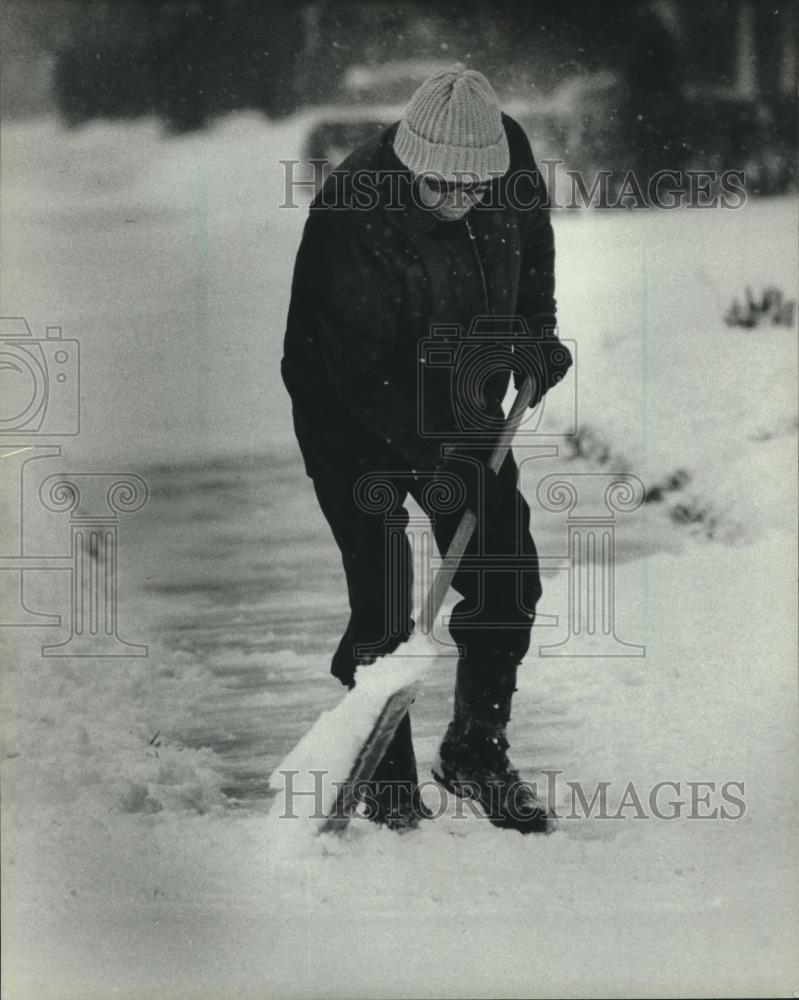 1983 Press Photo John Zetti shovels snow on West Side of Milwaukee - mjc00070 - Historic Images