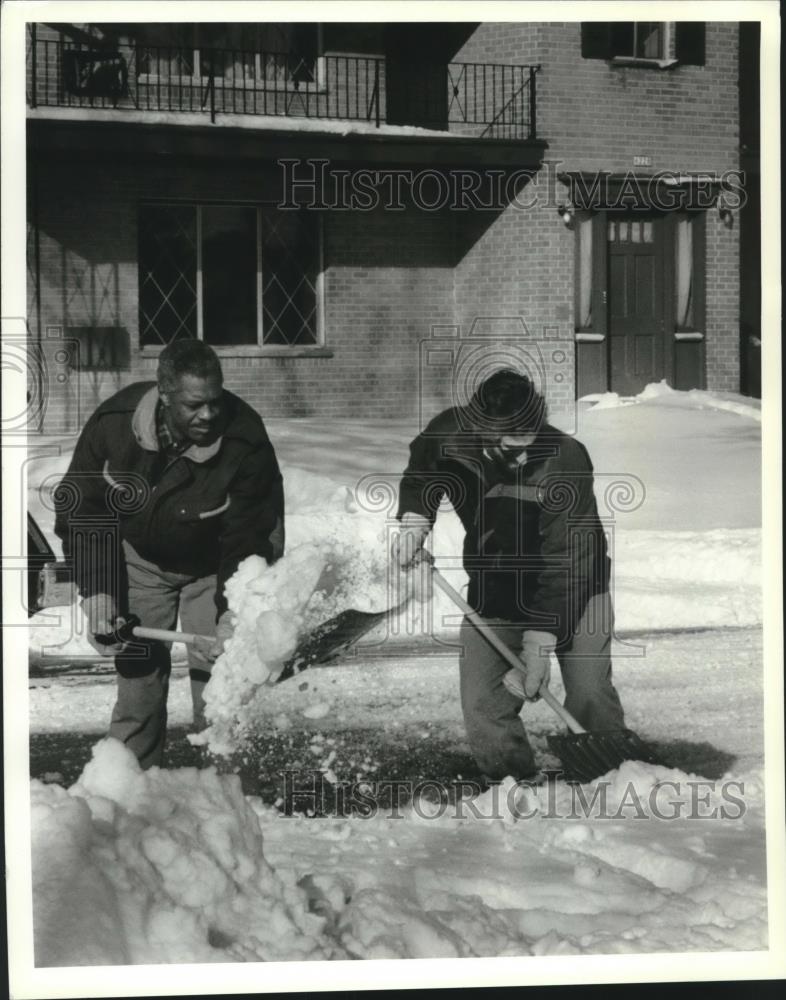 1994 Press Photo Wesley Williams and Bob Stein shovel snow in Milwaukee - Historic Images