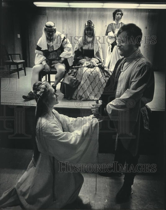 1985 Press Photo actors on stage at the Shorewood Woman's Club Milwaukee - Historic Images