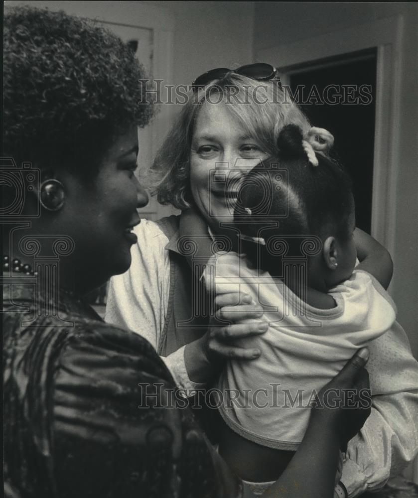 1985 Press Photo Sue Bishop holds foster child with Jackie King in Milwaukee - Historic Images