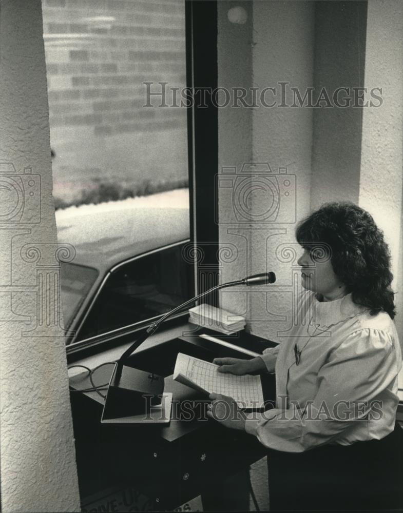 1989 Press Photo Debbie Bock at Social Security office drive-in - mjc00157 - Historic Images