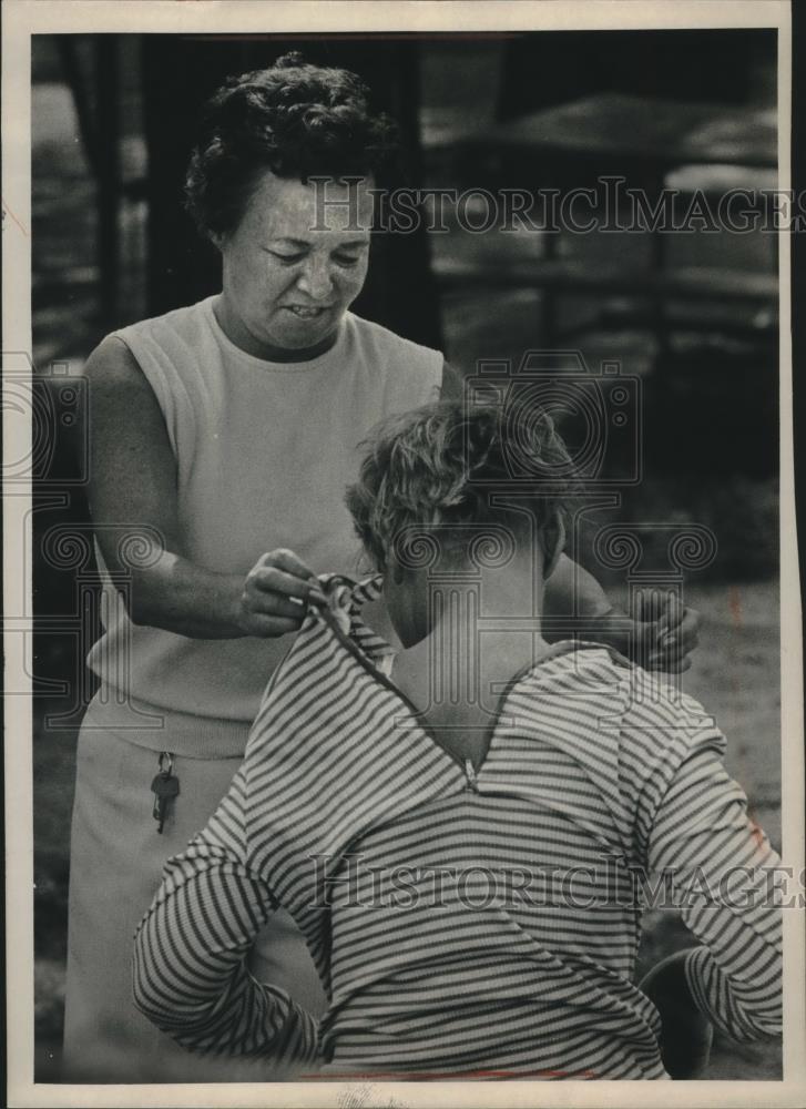 1977 Press Photo Jeannette Gigliotta helps dress a patient at Southern Colony - Historic Images