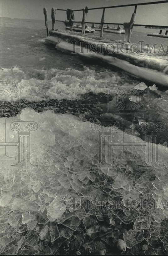 1987 Press Photo Ice resembled shattered glass at a Lake Michigan ramp Sheboygan - Historic Images