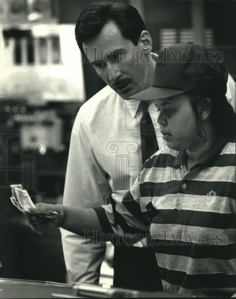 1991 Press Photo Craig Sopkowicz and Debi Johnson at McDonalds in Milwaukee - Historic Images