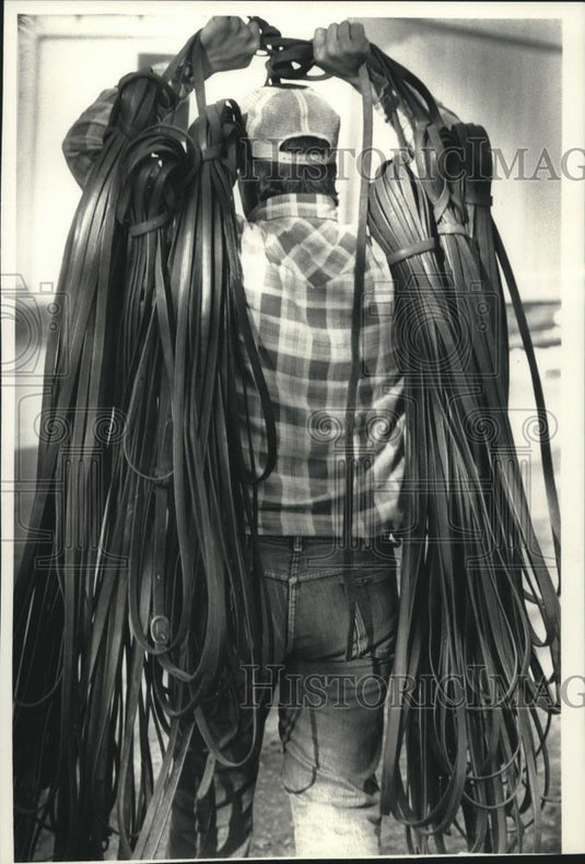 1989 Press Photo a worker at the Richard Sparrow farm in Zearing, Iowa - Historic Images