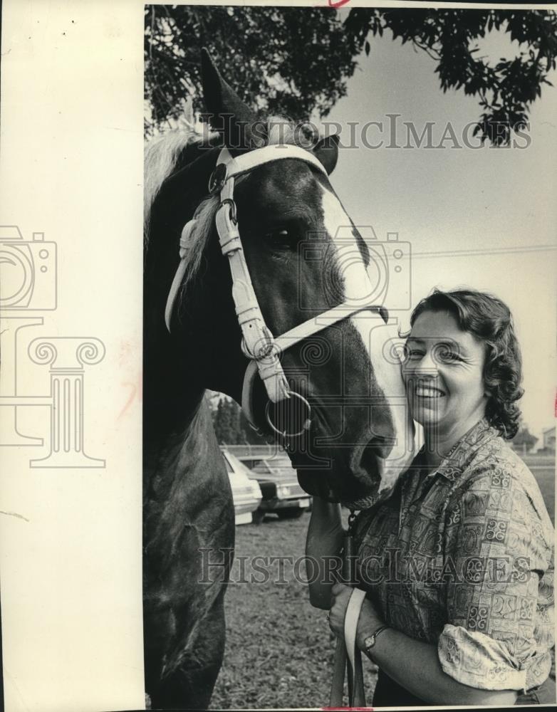 1982 Press Photo Joy Sparrow, Richard Sparrow&#39;s wife, poses with a horse - Historic Images