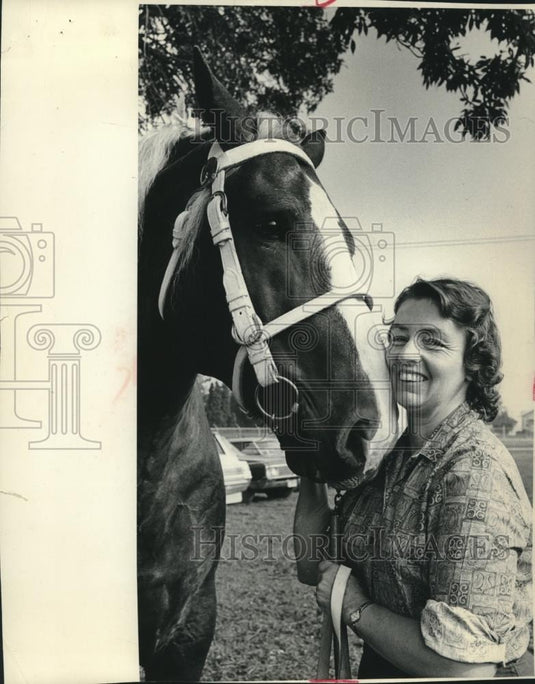 1982 Press Photo Joy Sparrow, Richard Sparrow's wife, poses with a horse - Historic Images