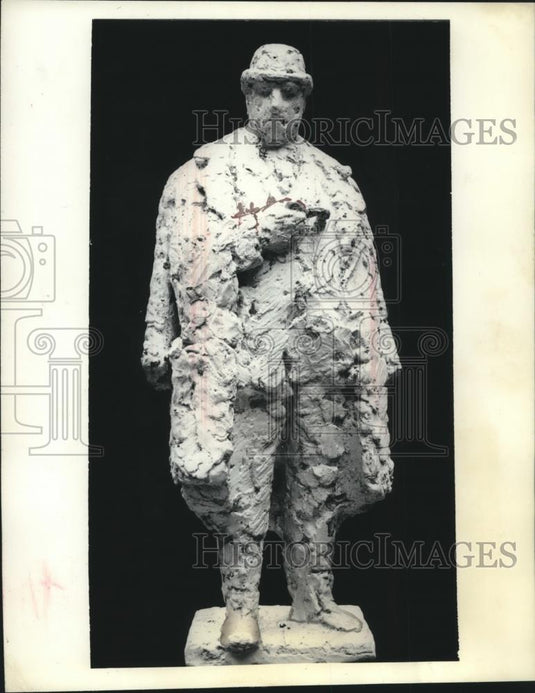 Press Photo Stone sculpture of French fictional detective Maigret in Holland. - Historic Images