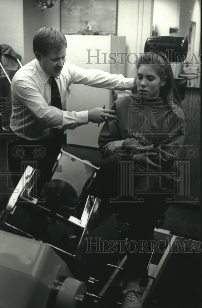 1993 Press Photo Sports Medicine therapist John Lachacz assists Carolyn Kohlman - Historic Images