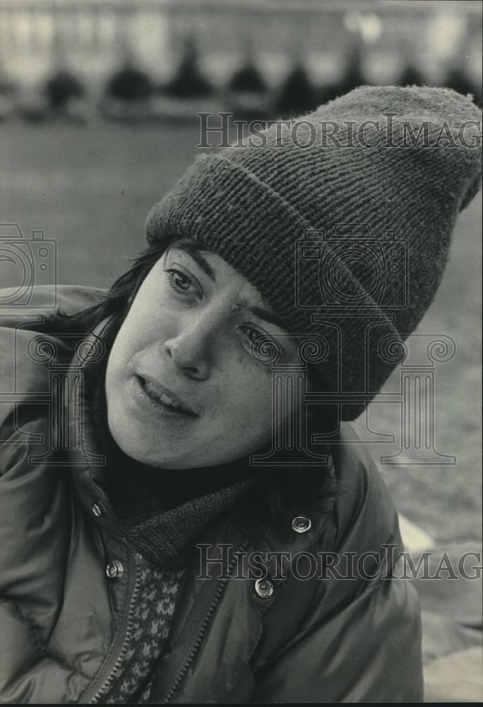 1986 Press Photo Laurel Schimming protesting South Africa apartheid Wisconsin - Historic Images