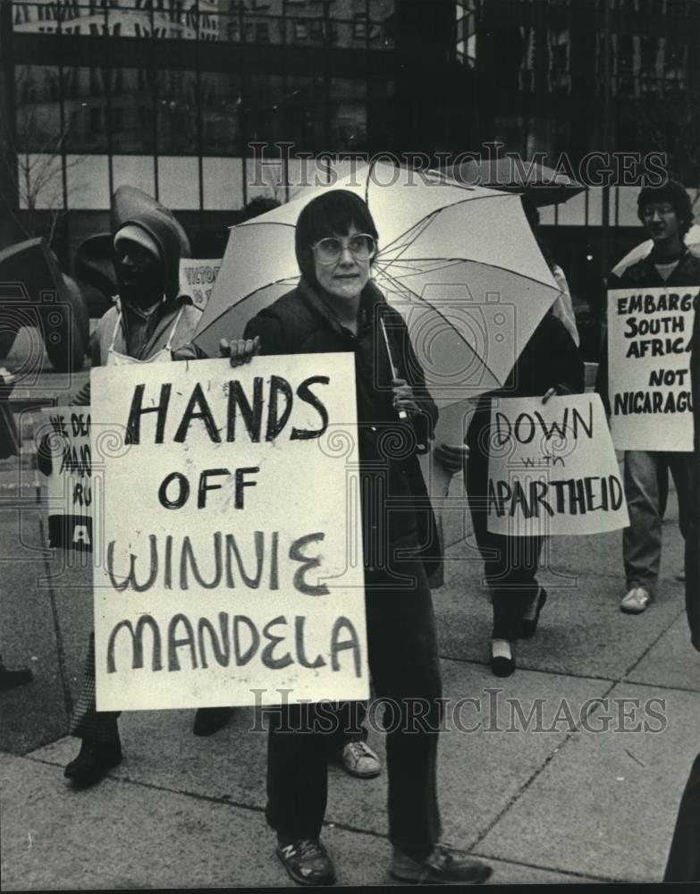 1986 Press Photo Protesters march at Reuss Federal Plaza against apartheid. - Historic Images