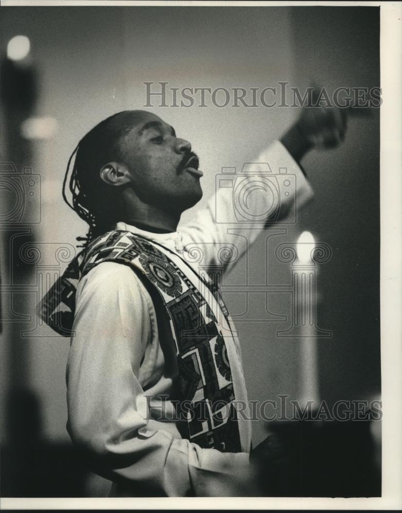 1989 Press Photo Father Roy Lee associate pastor of St. Philip Neri Parish. - Historic Images