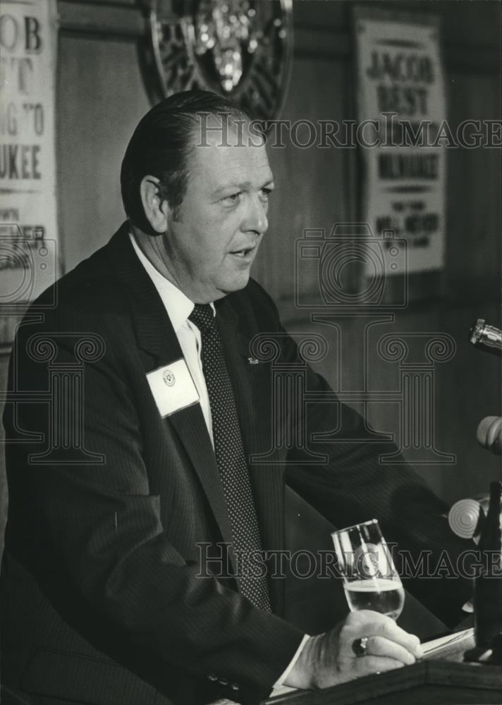 1982 Press Photo William Smith speaking, president and officer of Pabst Brewing. - Historic Images