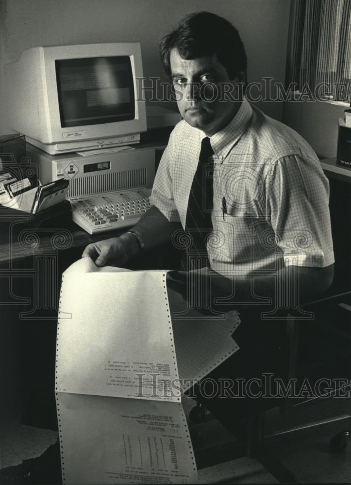 1987 Press Photo Phillip Smith in his office, professor at UW, Milwaukee. - Historic Images