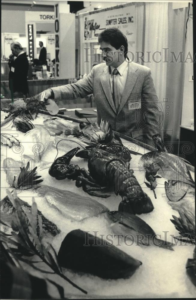 1987 Press Photo Jeff Smith of Smith Brothers Sea Food Port Washington Wisconsin - Historic Images