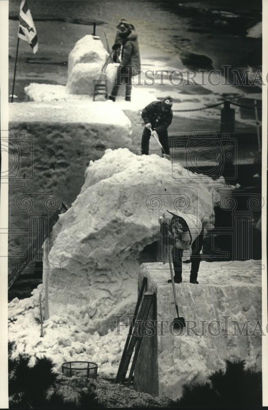 1989 Press Photo Team members work on snow sculptures in Pere Marquette Park. - Historic Images