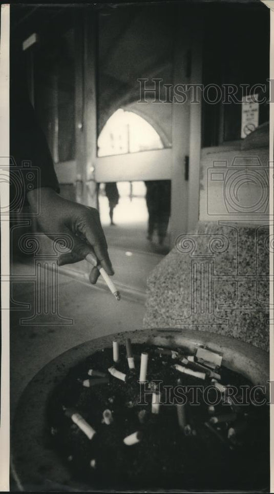 1993 Press Photo Smoker Flicking Ashes Into Ashtray Outside City Hall - Historic Images