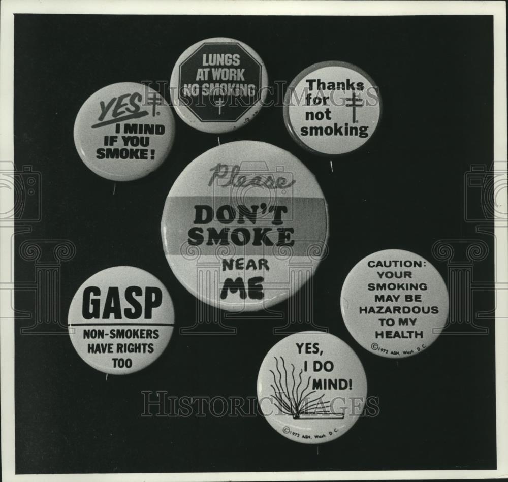 1978 Press Photo Various Buttons With Early Warning Signs For Smokers - Historic Images