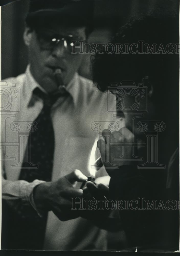 1993 Press Photo Jack Cummens Lighting Cigar of Joel Teitelbaum - mjc00675 - Historic Images