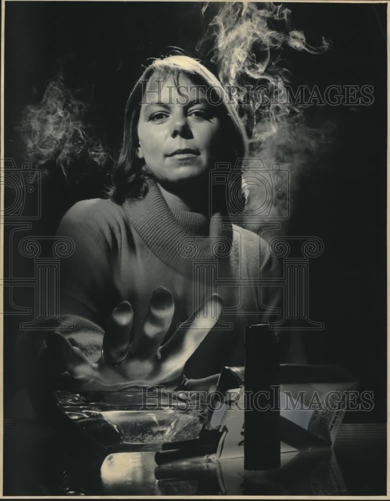 1986 Press Photo Bonnie Merkle With Hand Out Refuses Smoking - mjc00676 - Historic Images