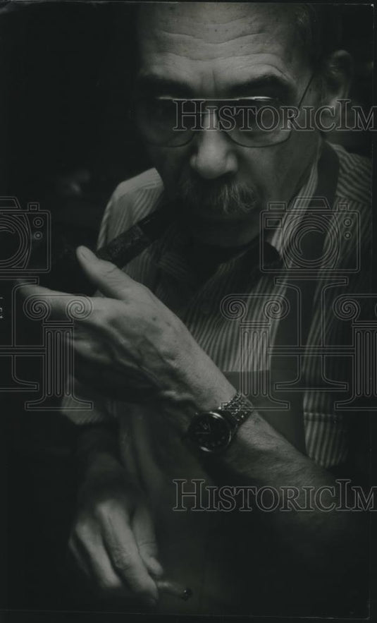 1994 Press Photo Shop Owner Dean Comeau Lights Pipe While Talking With Customers - Historic Images