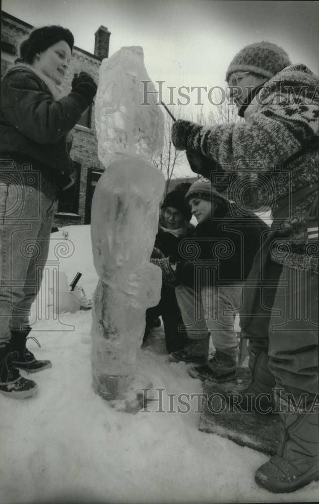 1994 Press Photo The Chip off the Old Block Sculpting Contest Wisconsin - Historic Images