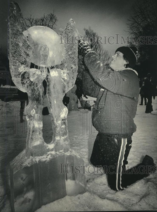1985 Press Photo Bill Hackbarth, ice sculpture "Placing the Moon", Whitefish Bay - Historic Images