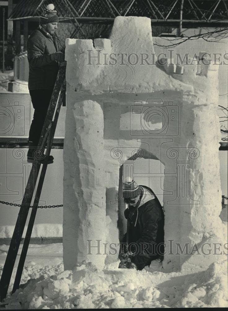 1985 Press Photo Participants in U.S. Snow Sculpting Competition in Wisconsin - Historic Images