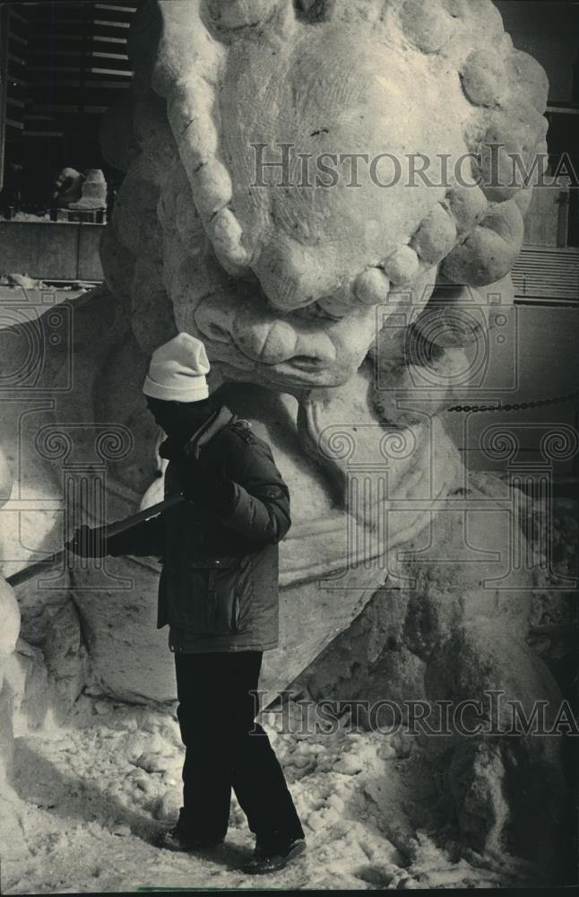 1987 Press Photo Mao Ying Chuang of Chinese Team with Foo Dog Snow Sculpture - Historic Images