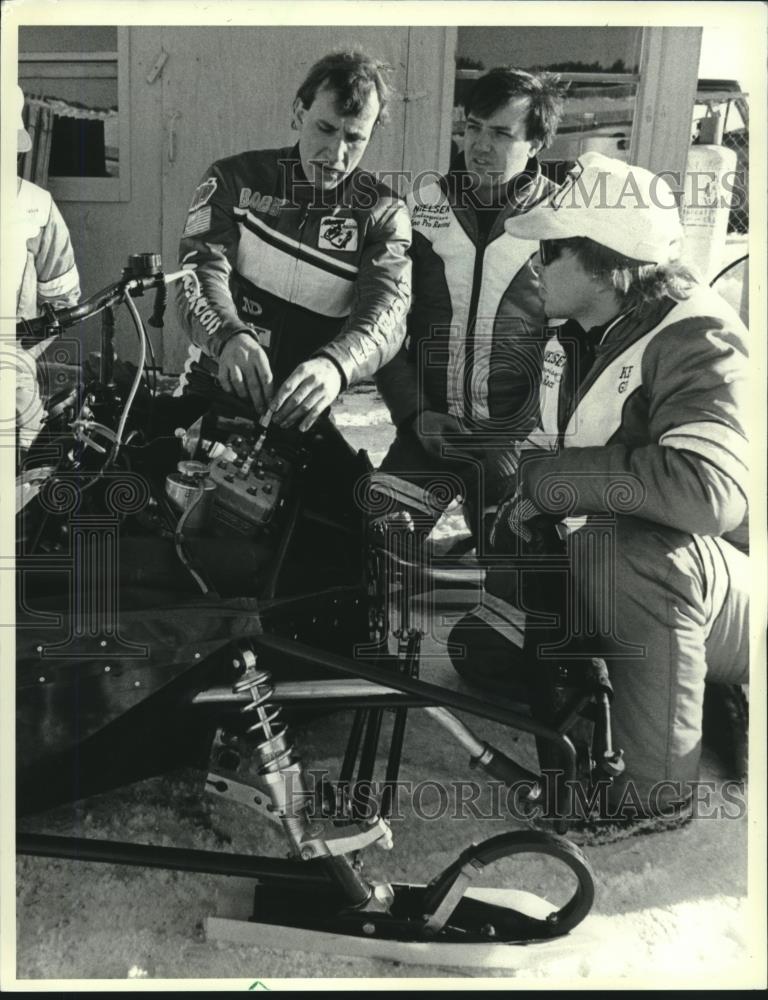 1986 Press Photo Bob Donahue and Crew Check Snowmobile Plugs in Wisconsin Rapids - Historic Images