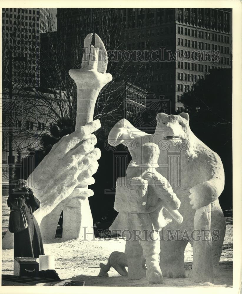 1988 Press Photo Mary Newcomb Photographs Snow Sculptures at Pere Marquette Park - Historic Images