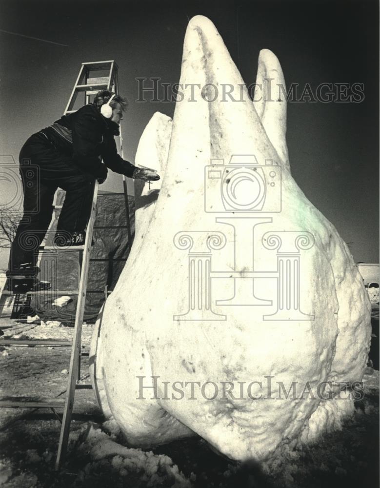 1988 Press Photo Evonne Kinowski Sculpts Giant Snow Tooth, Milwaukee County Zoo - Historic Images