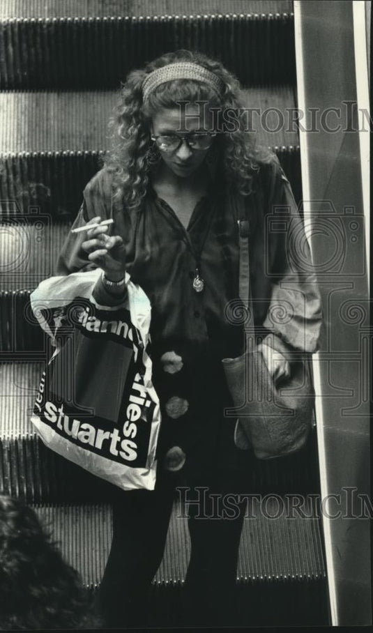 1992 Press Photo Women under age 23 are fastest growing sector of smokers - Historic Images