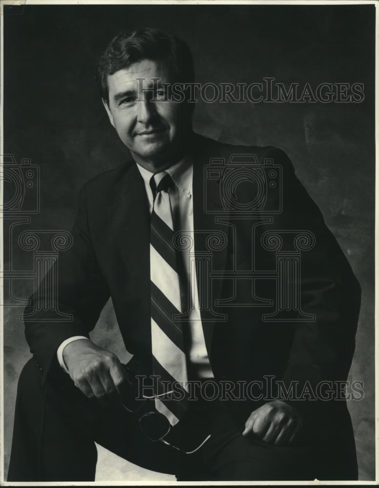 1988 Press Photo George Schonath, CEO, Bando McGlocklin Capital Corp., Milwaukee - Historic Images