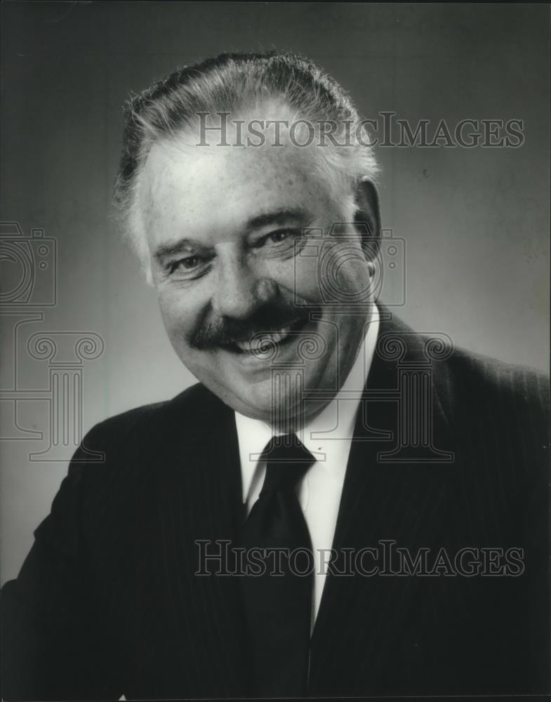 1987 Press Photo Walter Schorrak, board chairman of Kinnickinnic Federal Savings - Historic Images