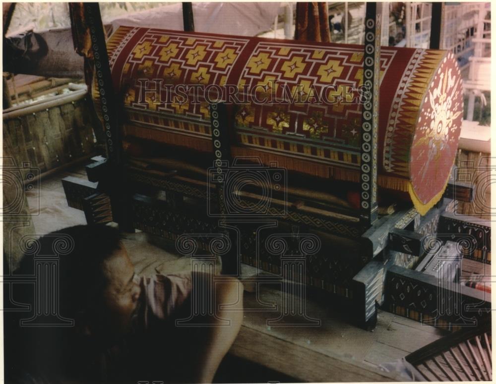 1992 Press Photo Indonesia-Paying last respects to a deceased relative. - Historic Images