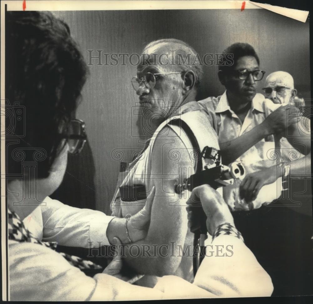 1976 Press Photo Frederick Wekkala receives flu shot at VA hospital - mjc00845 - Historic Images