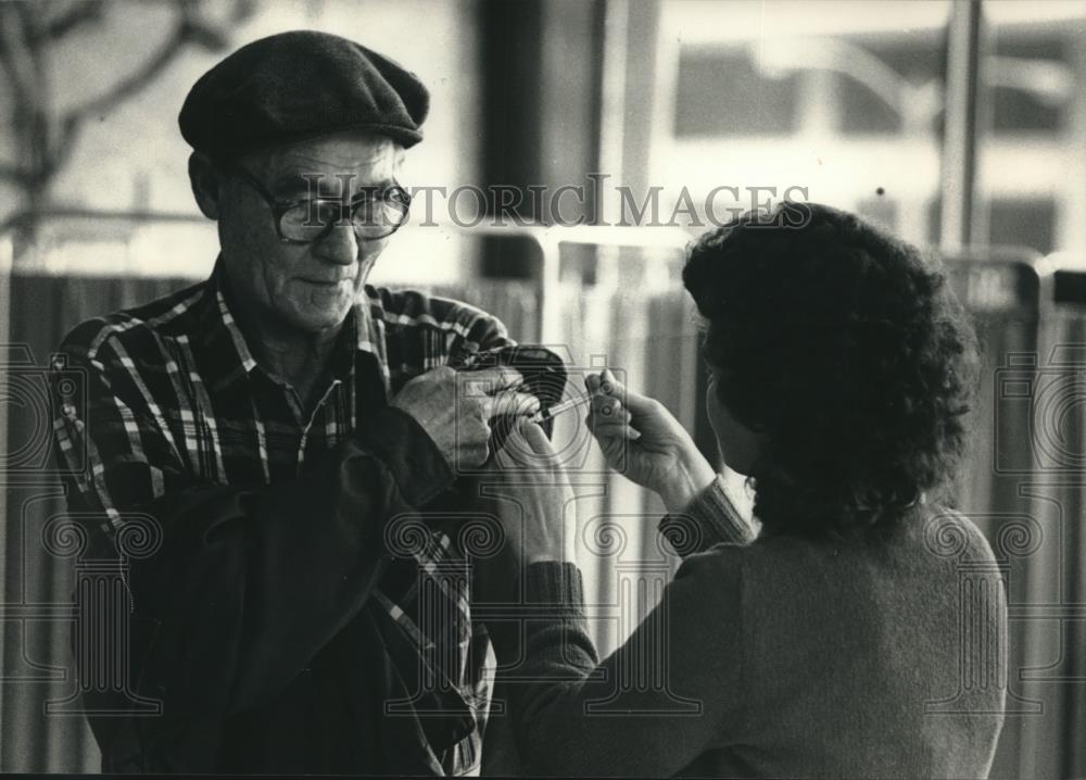 1988 Press Photo Influenza immunization Thursday at Milwaukee Municipal Building - Historic Images