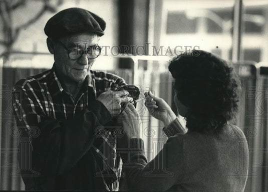 1988 Press Photo Influenza immunization Thursday at Milwaukee Municipal Building - Historic Images