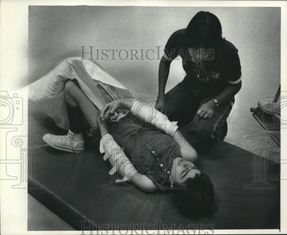 1977 Press Photo Tina Rodriguez, volunteer, Southern Colony and Training School - Historic Images