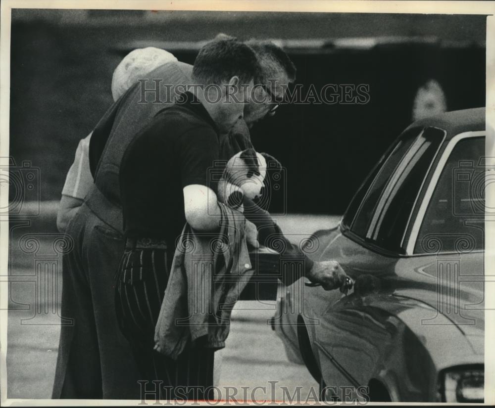 1977 Press Photo Parents pick up son from Southern Colony and Training School - Historic Images