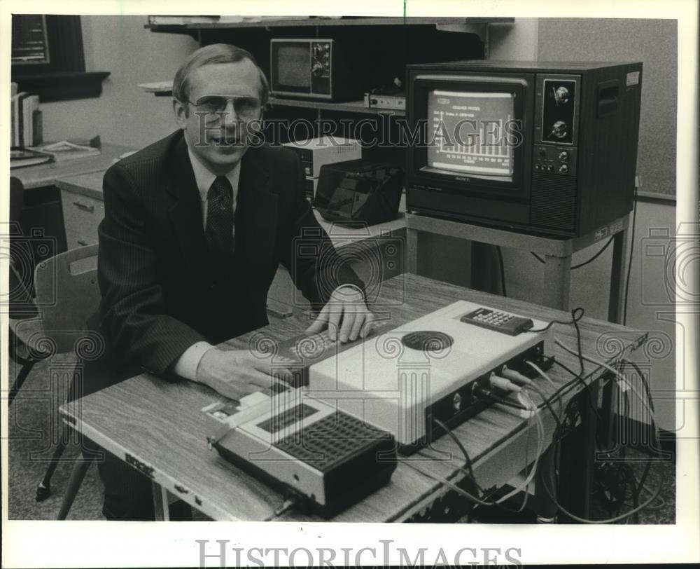 1983 Press Photo Eric Somers teaches videotex at University of WI Stevens Point - Historic Images