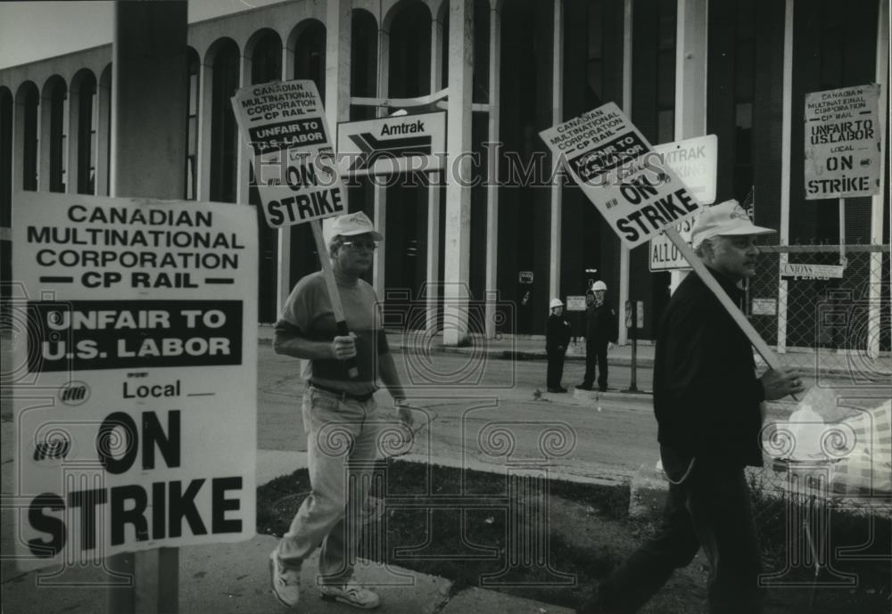 1994 Press Photo Picket line for Amtrak employee strike outside Amtrak Portage - Historic Images