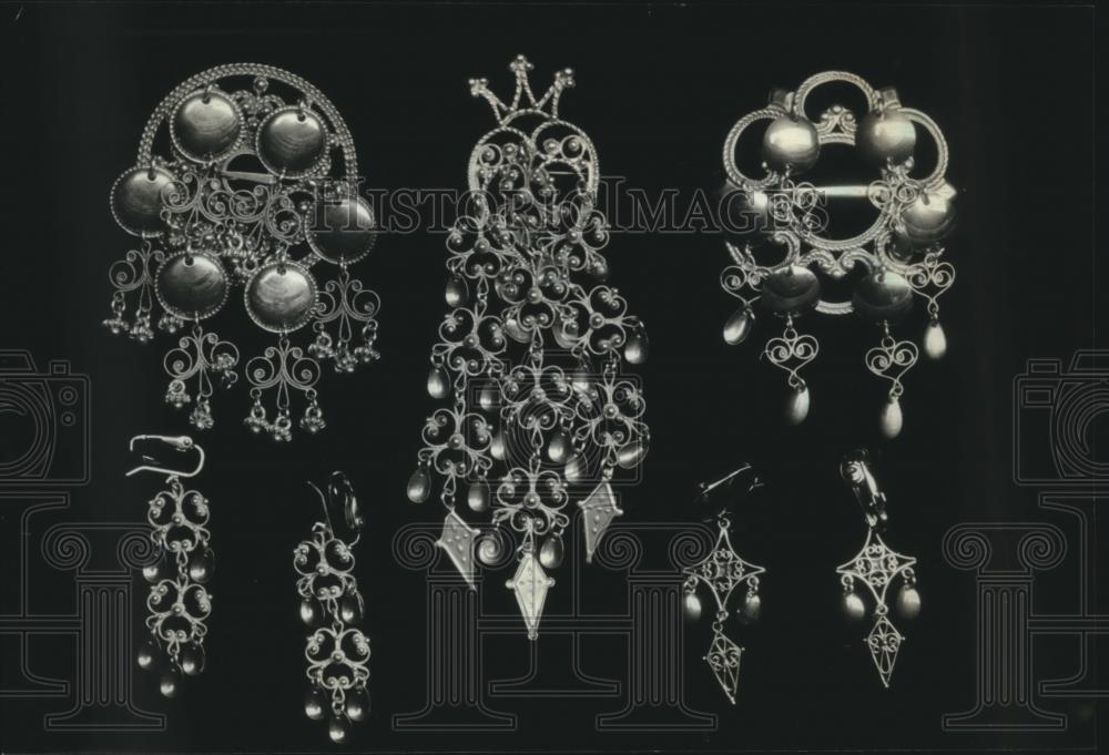 1994 Press Photo Examples of traditional silver Norwegian jewelry, solje - Historic Images