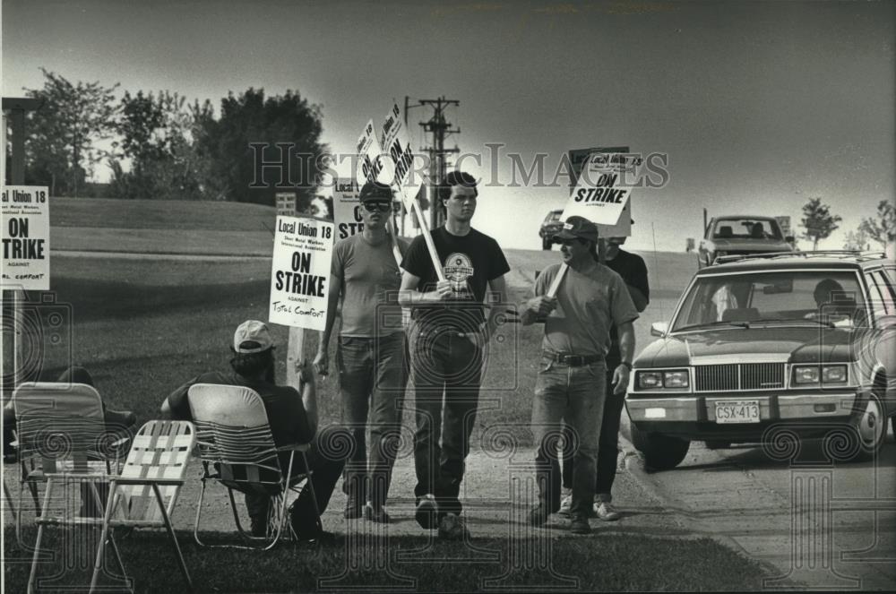 1990 Press Photo Sheet metal workers International union strike, Waukesha - Historic Images