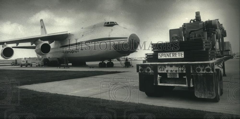 1991 Press Photo Soviet Aeroflot AN-124 aircraft in Waukesha Wisconsin - Historic Images