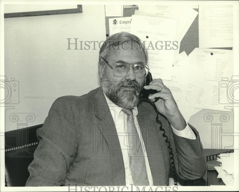 1994 Press Photo Ivo J. Spalatin, former Milwaukeean, on the phone in his office - Historic Images