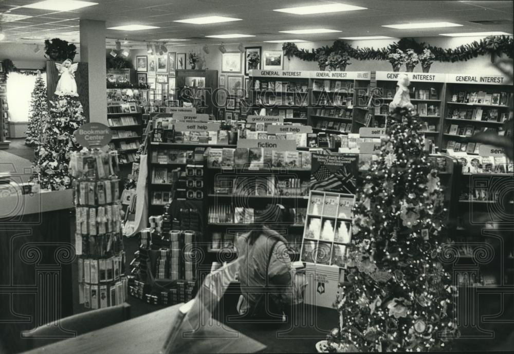 1989 Press Photo Customer looks at books in Sonlight Bookstore - mjc01051 - Historic Images