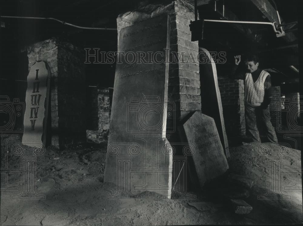 1991 Press Photo Elanor Turner, tombstones, basement St. James Episcopal Church - Historic Images