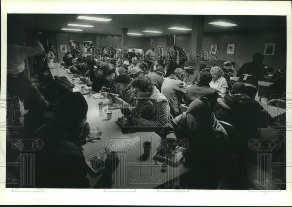 1983 Press Photo People eating breakfast, St. James Episcopal Church, Wisconsin - Historic Images